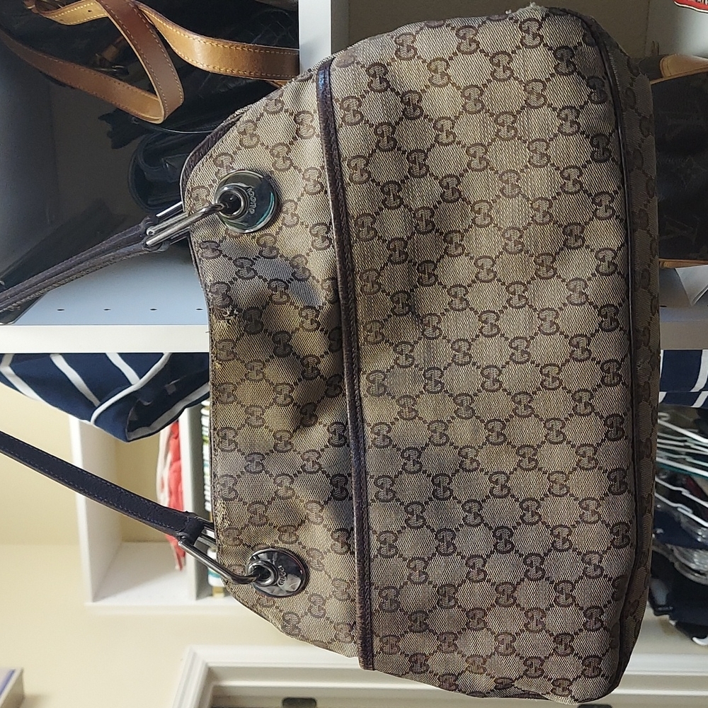 A Gucci purse